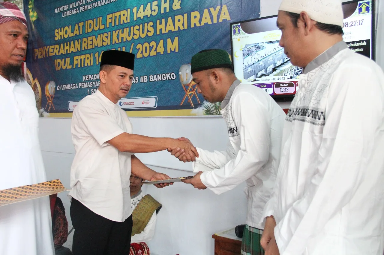 Kalapas Kelas IIB Bangko, Mudo Mulyanto saat memberikan surat remisi kepada salah satu napi Lapas Bangko.(DETAIL/ist)