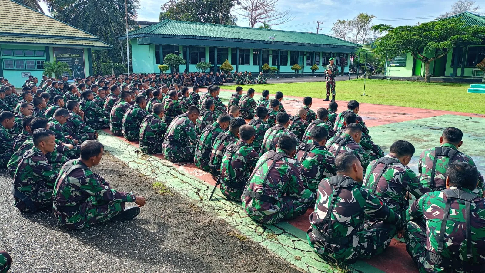 Dandim 0420/Sarko, Letkol Inf Suyono saat memberikan arahan terkait dengan amanat Panglima TNI di lapangan Kodim Sarko.(DETAIL/ist)