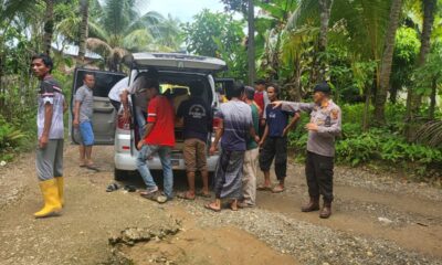 Polisi bersama warga usai mengevakuasi jenazah korban yang terapung di Sungai Mandelang. (DETAIL/ist)