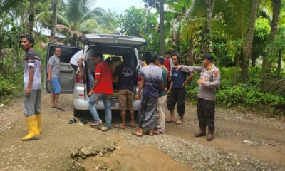 Polisi bersama warga usai mengevakuasi jenazah korban yang terapung di Sungai Mandelang. (DETAIL/ist)