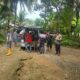 Polisi bersama warga usai mengevakuasi jenazah korban yang terapung di Sungai Mandelang. (DETAIL/ist)