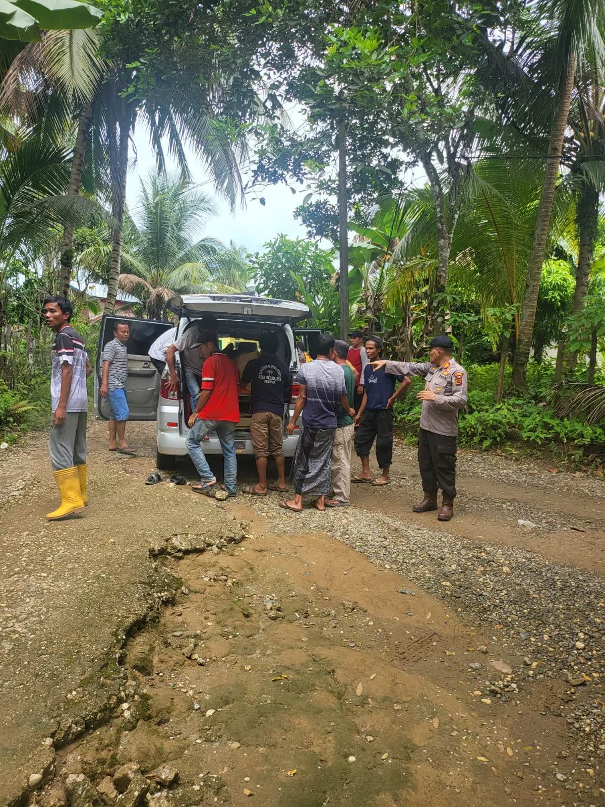 Polisi bersama warga usai mengevakuasi jenazah korban yang terapung di Sungai Mandelang. (DETAIL/ist)
