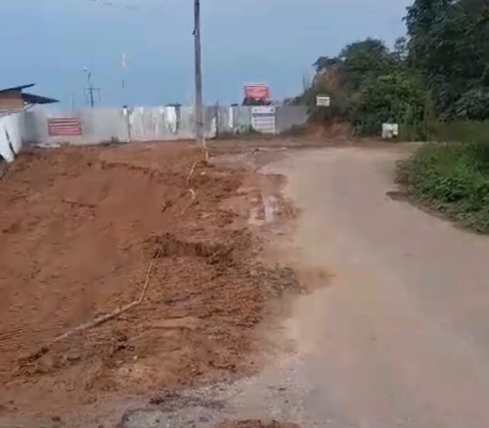 Jalan dekat areal tambang HSBB beberapa waktu lalu. (DETAIL/ist)