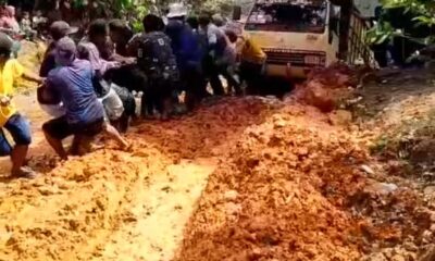 Tangkapan layar puluhan warga menarik kendaraan truk di jalan Desa Tanah Garo. (DETAIL/ist)