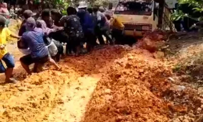 Tangkapan layar puluhan warga menarik kendaraan truk di jalan Desa Tanah Garo. (DETAIL/ist)
