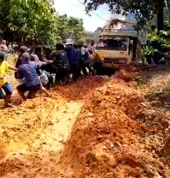 Tangkapan layar puluhan warga menarik kendaraan truk di jalan Desa Tanah Garo. (DETAIL/ist)