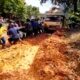 Tangkapan layar puluhan warga menarik kendaraan truk di jalan Desa Tanah Garo. (DETAIL/ist)