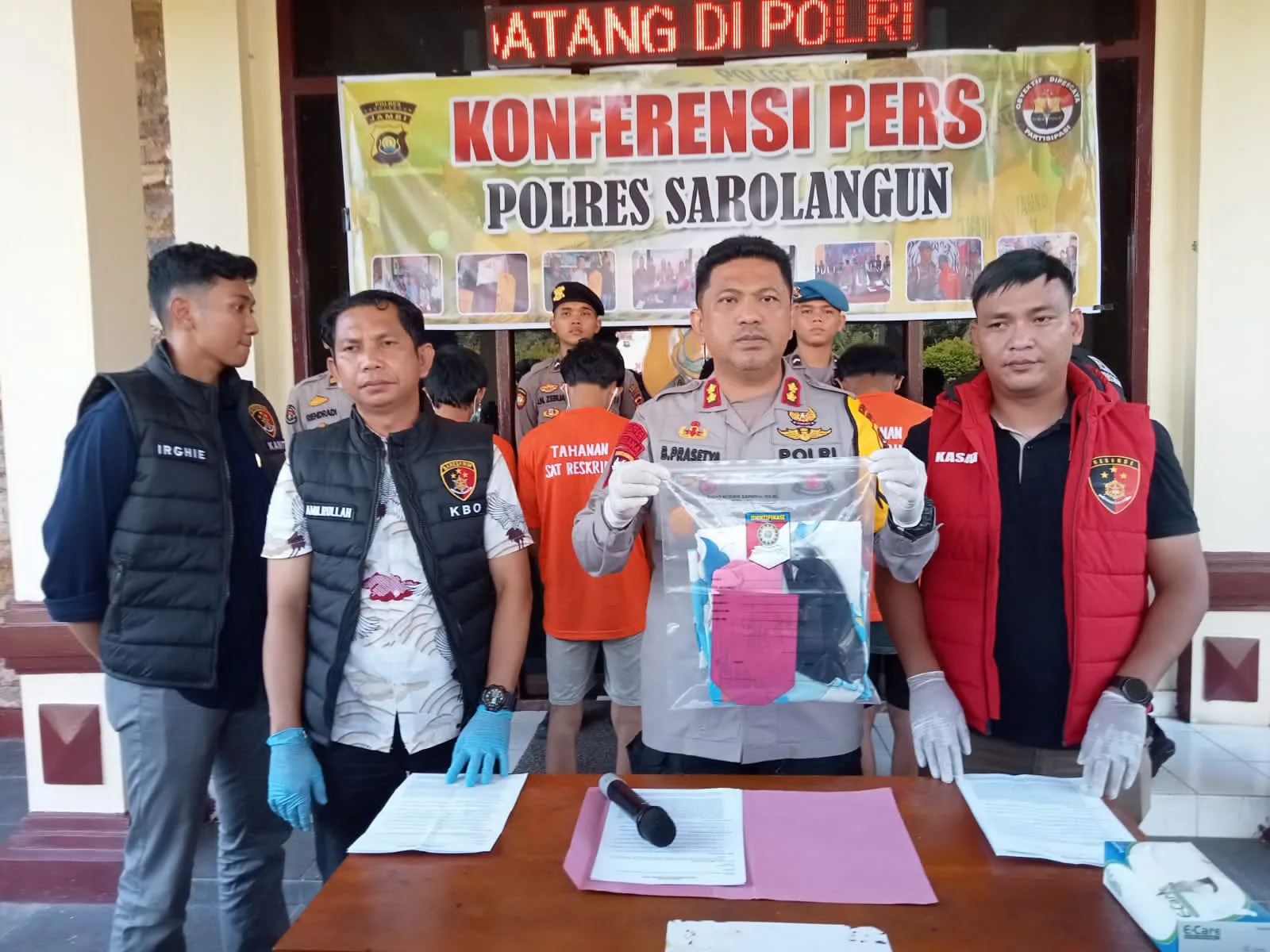 Kapolres Sarolangun saat press rilis kasu pemerkosaan anak di bawah umur. (DETAIL/ist)