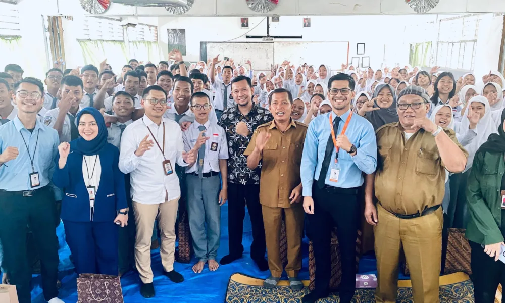 OJK Sumut menggelar sosialisasi yang bertujuan meningkatkan literasi keuangan di kalangan pelajar SMAN 16 Medan, beberapa waktu yang lalu. (DETAIL/ist)