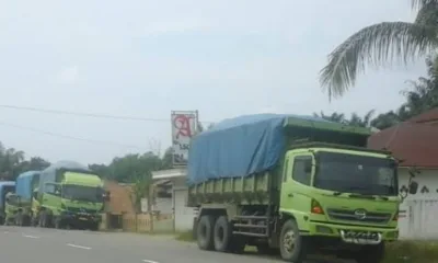 Truk pengangkut batu bara yang melintas jalan lintas Sumatera. (DETAIL/ist)