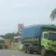 Truk pengangkut batu bara yang melintas jalan lintas Sumatera. (DETAIL/ist)
