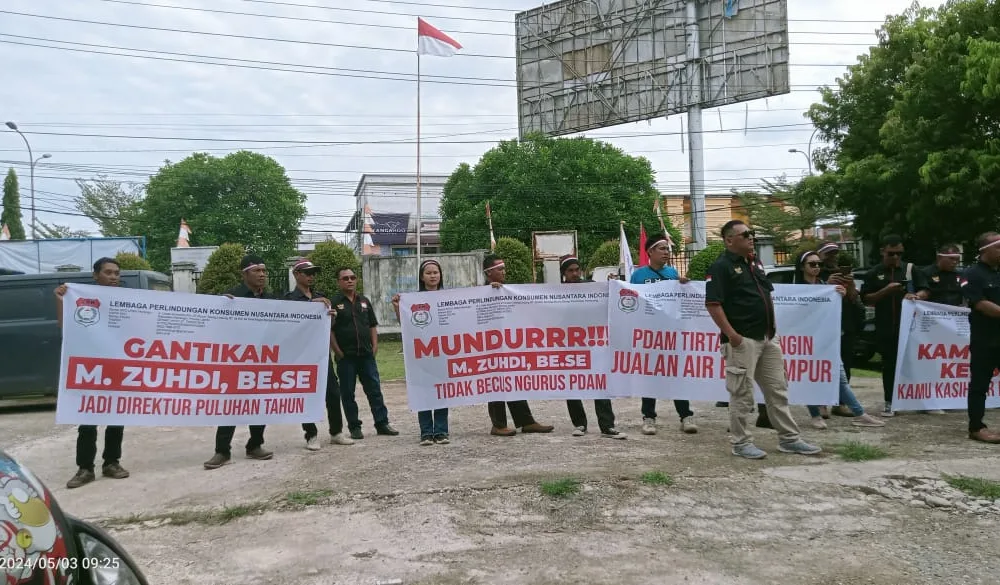 Aksi massa yang mendatangi kantor PDAM Tirta Merangin, menuntut agar Dirut PDAM Tirta Merangin mundur dari jabatannya. (DETAIL/ist)