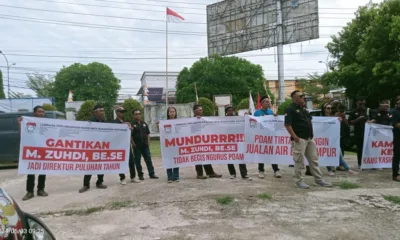 Aksi massa yang mendatangi kantor PDAM Tirta Merangin, menuntut agar Dirut PDAM Tirta Merangin mundur dari jabatannya. (DETAIL/ist)