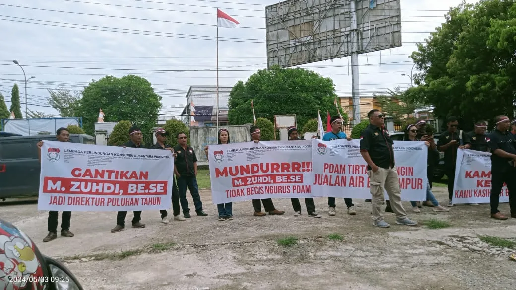 Aksi massa yang mendatangi kantor PDAM Tirta Merangin, menuntut agar Dirut PDAM Tirta Merangin mundur dari jabatannya. (DETAIL/ist)
