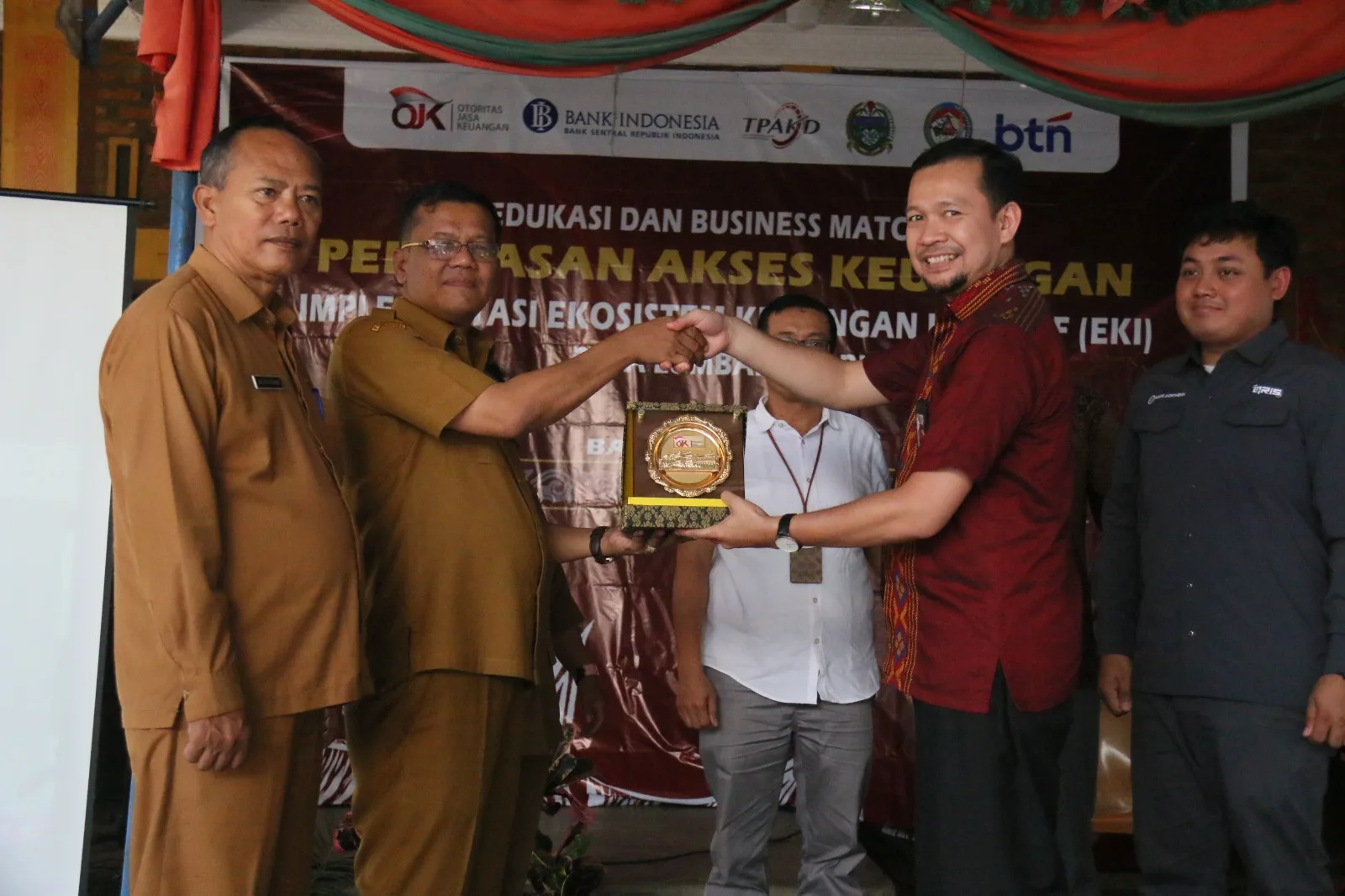 OJK Sumut dan BTN memperluas akses keuangan bagi masyarakat di Desa Lumban Bulbul, Kabupaten Toba. (Ist)