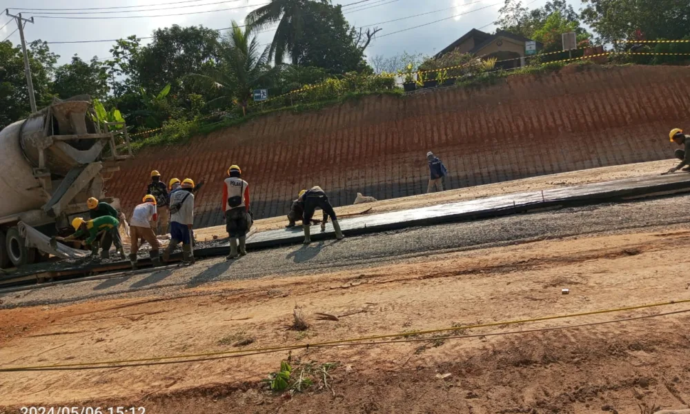 Pekerjaan proyek jalan tol trans sumatera seksi 3 Bayung Lencir - Tempino. (DETAIL/Juan)