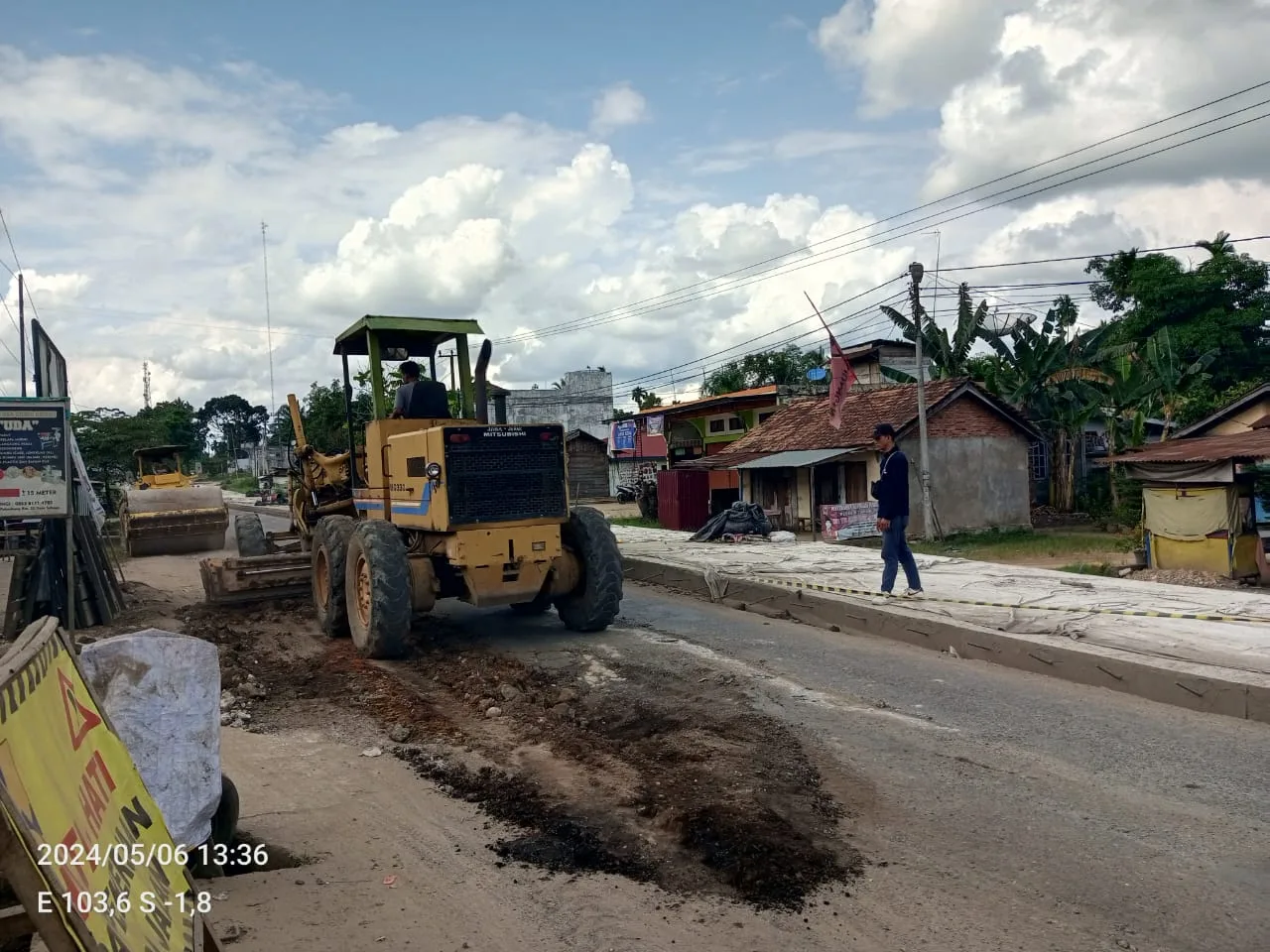 Pihak pelaksana kegiatan (hitam) di lokasi proyek preservasi, Mestong. (DETAIL/Juan).