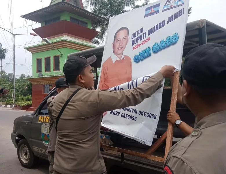 Baliho Asnawi diturunkan Satpol PP Muarojambi. (Dok. Asnawi)