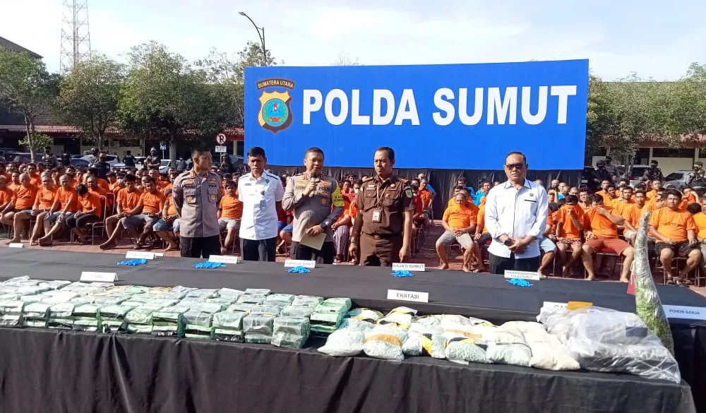 Ratusan tersangka narkoba ditampilkan Polda Sumut hasil dari operasi tertutup selama dua pekan ini. (ist)