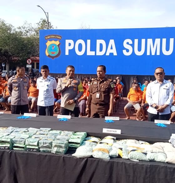 Ratusan tersangka narkoba ditampilkan Polda Sumut hasil dari operasi tertutup selama dua pekan ini. (ist)
