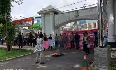 Massa aksi GMNI bakar ban di depan Kejati Jambi. (DETAIL/Juan)