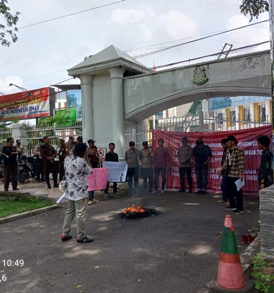 Massa aksi GMNI bakar ban di depan Kejati Jambi. (DETAIL/Juan)