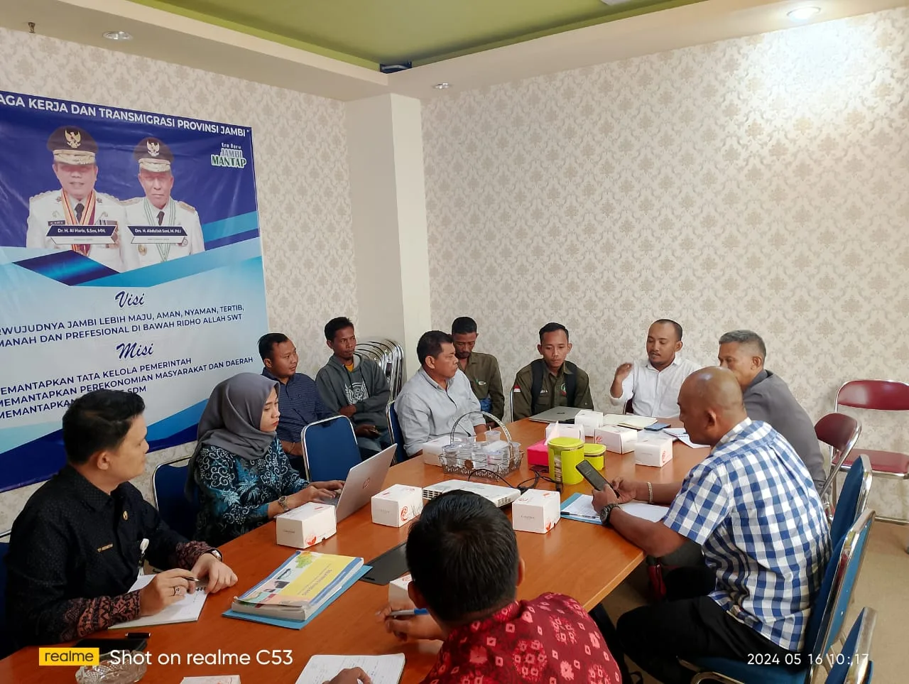 Perwakilan SPI saat beraudensi dengan pihak Disnakertrans Provinsi Jambi membahas lahan transmigrasi yang dicaplok PT Kaswari Unggul. (ist)