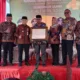 Sertifikat Indikasi Geografis (IG) Nanas Tangkit Baru Jambi ini diserahkan langsung Gubernur Al Haris. (ist)