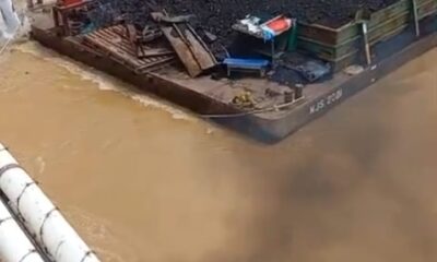 Tongkang MJS 2001 terekam kamera menabrak fender Jembatan Batanghari 1. (ist)