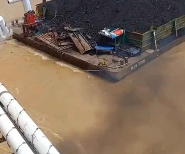 Tongkang MJS 2001 terekam kamera menabrak fender Jembatan Batanghari 1. (ist)