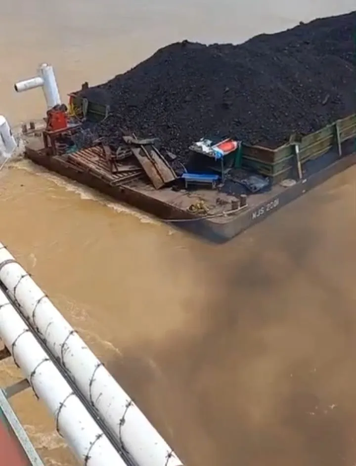 Tongkang MJS 2001 terekam kamera menabrak fender Jembatan Batanghari 1. (ist)