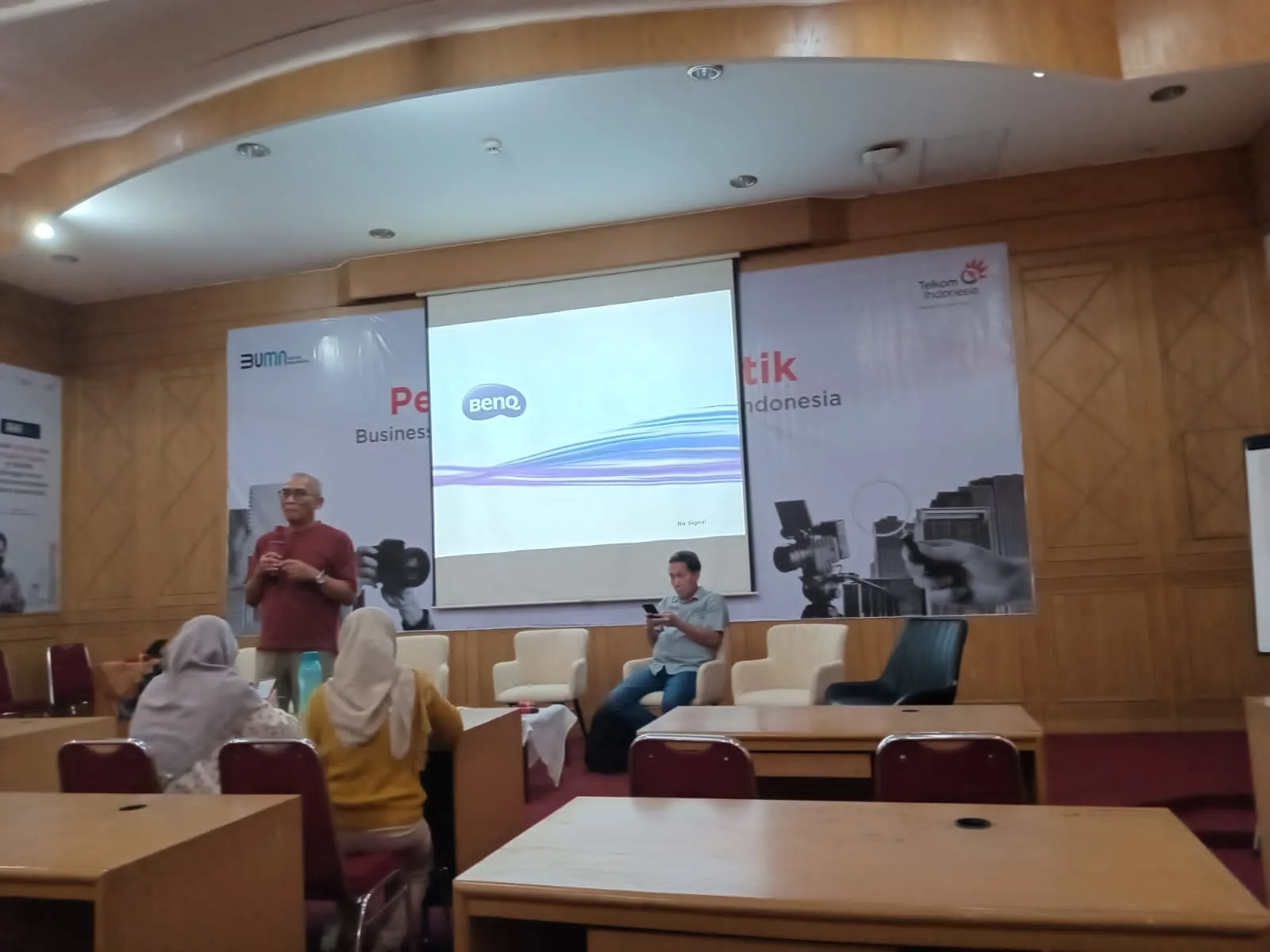 Wicaksono saat memberikan pelatihan pemanfaatan teknologi Chat GPT kepada para wartawan dalam sebuah pelatihan yang digelar Telkom Indonesia. (ist)