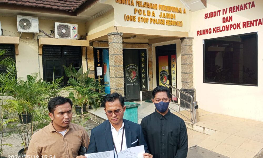 Pelakon video viral, KN (kemeja hitam) didampingi kuasa hukumnya, Abdurahman Sayuti. (DETAIL/Juan)