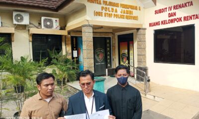 Pelakon video viral, KN (kemeja hitam) didampingi kuasa hukumnya, Abdurahman Sayuti. (DETAIL/Juan)