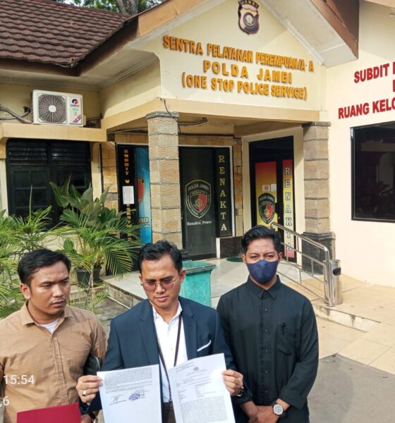 Pelakon video viral, KN (kemeja hitam) didampingi kuasa hukumnya, Abdurahman Sayuti. (DETAIL/Juan)