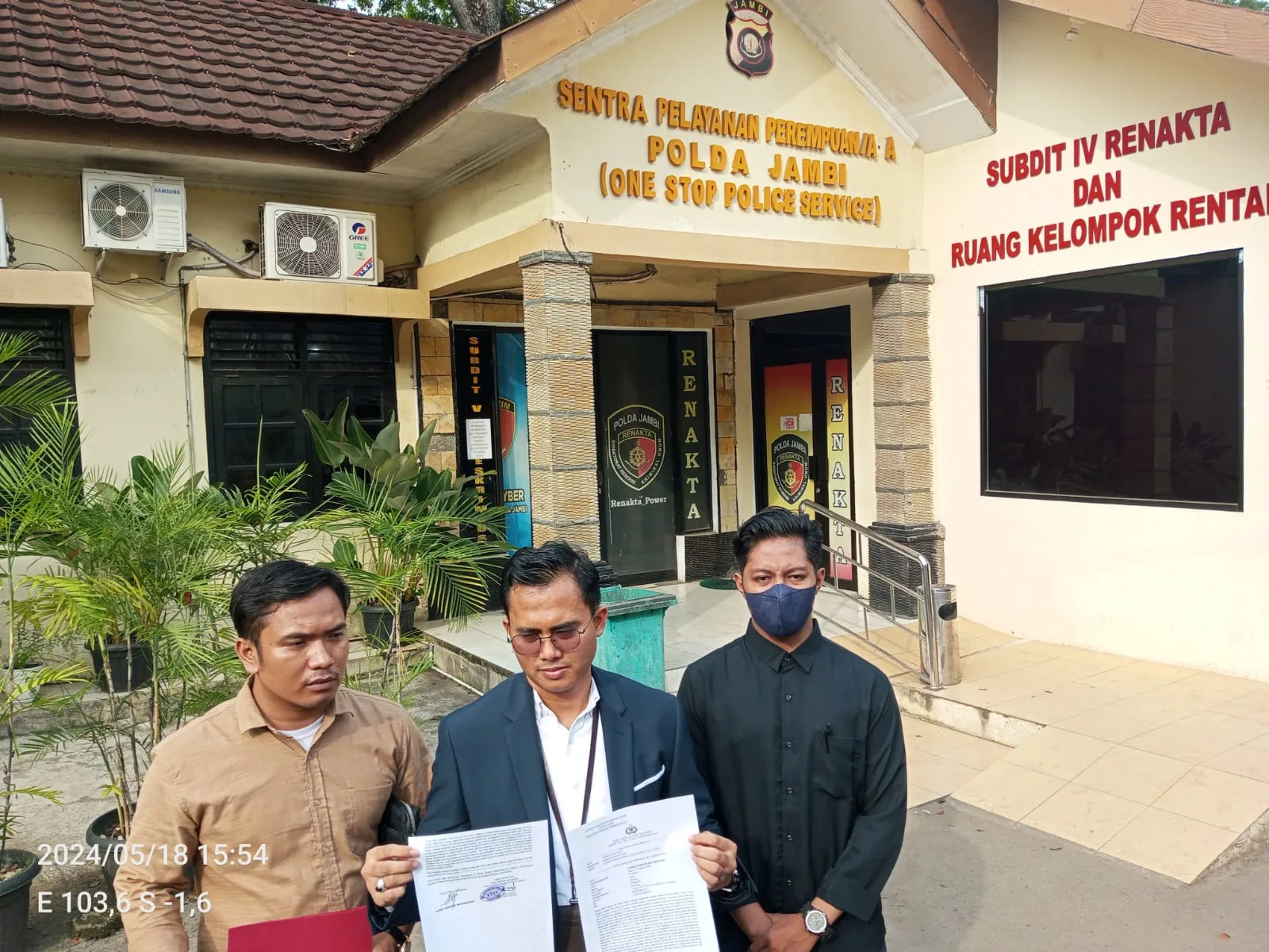 Pelakon video viral, KN (kemeja hitam) didampingi kuasa hukumnya, Abdurahman Sayuti. (DETAIL/Juan)