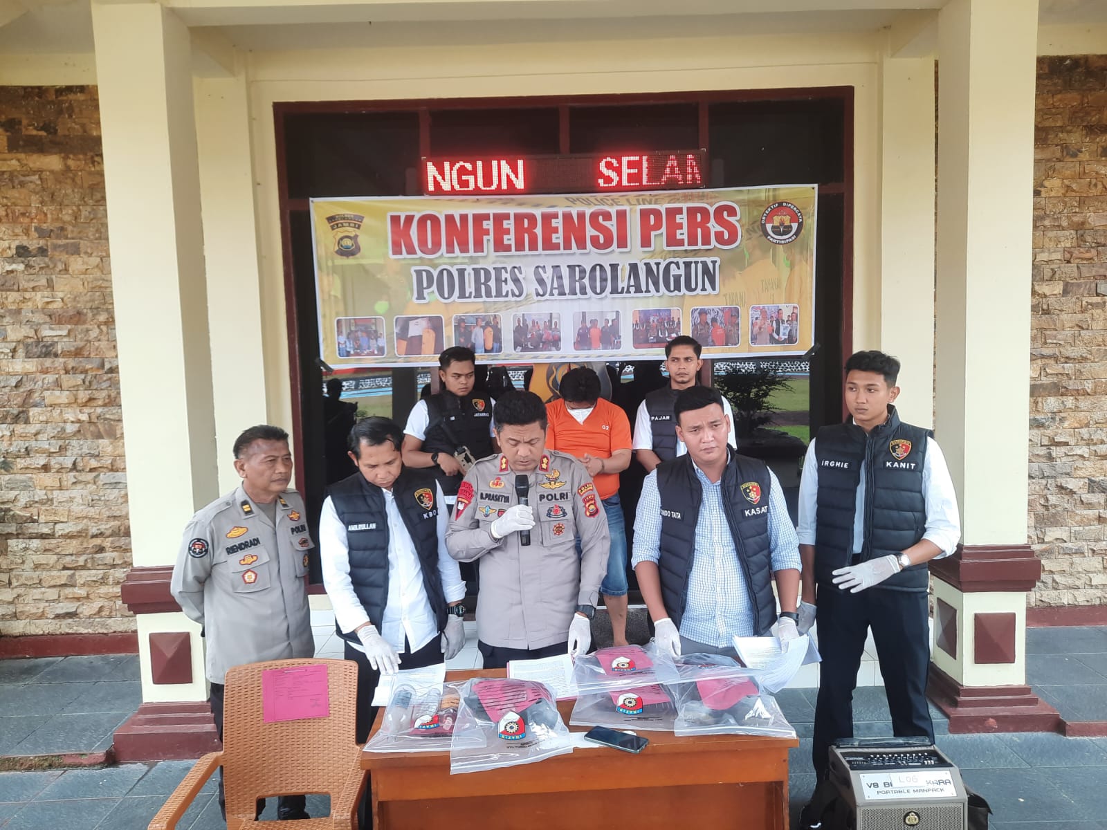 Kapolres Sarolangun, AKPB Budi Prasetya bersama jajaran Reskrim saat memimpin ungkap kasus. (ist)