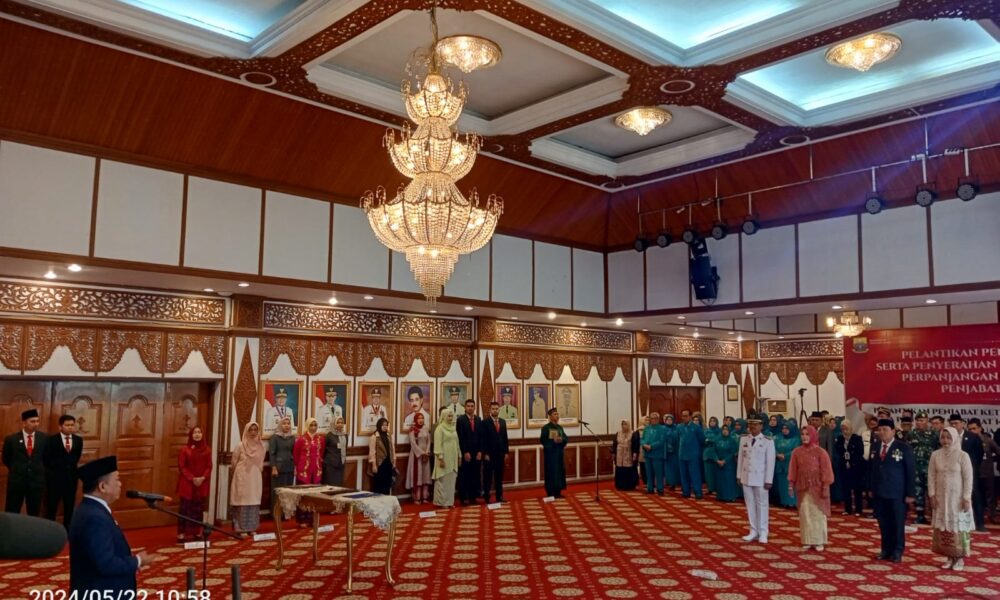 Gubernur Jambi Al Haris saat melantik dan menyerahkan SK Perpanjangan Pj Bupati. (DETAIL/Juan)