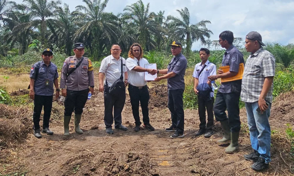 Kuasa Hukum Anisa saat proses eksekusi lahan. (ist)