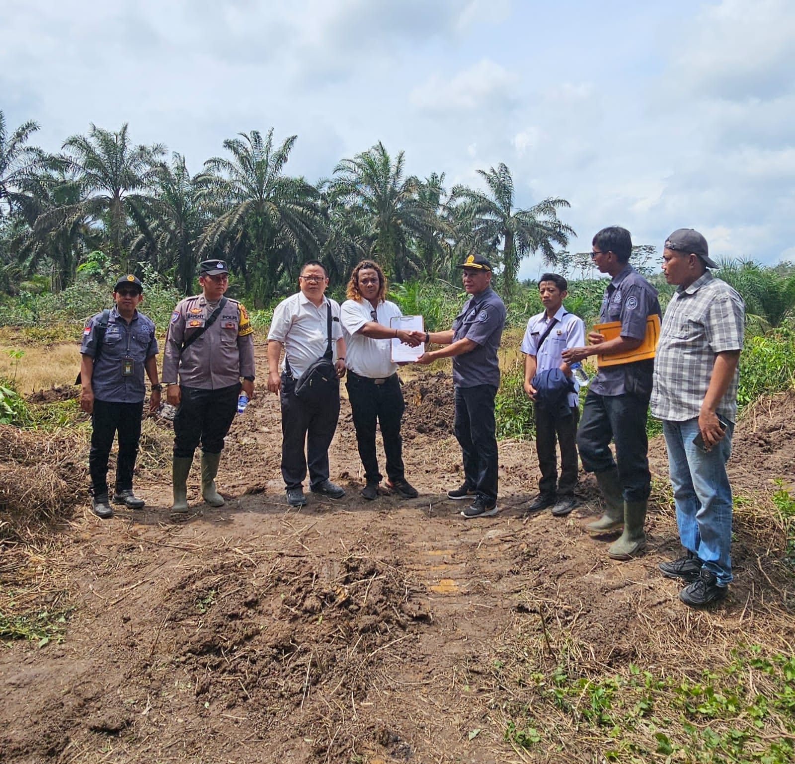 Kuasa Hukum Anisa saat proses eksekusi lahan. (ist)