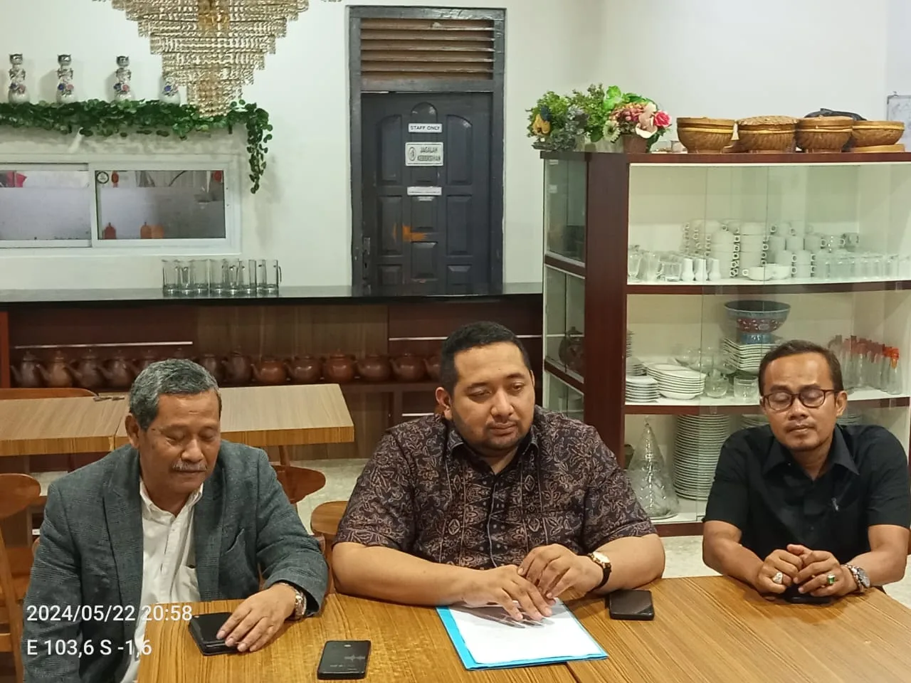 Waka II DPRD Provinsi Jambi, Pinto Jayanegara diantara kuasa hukumnya. (DETAIL/Juan)