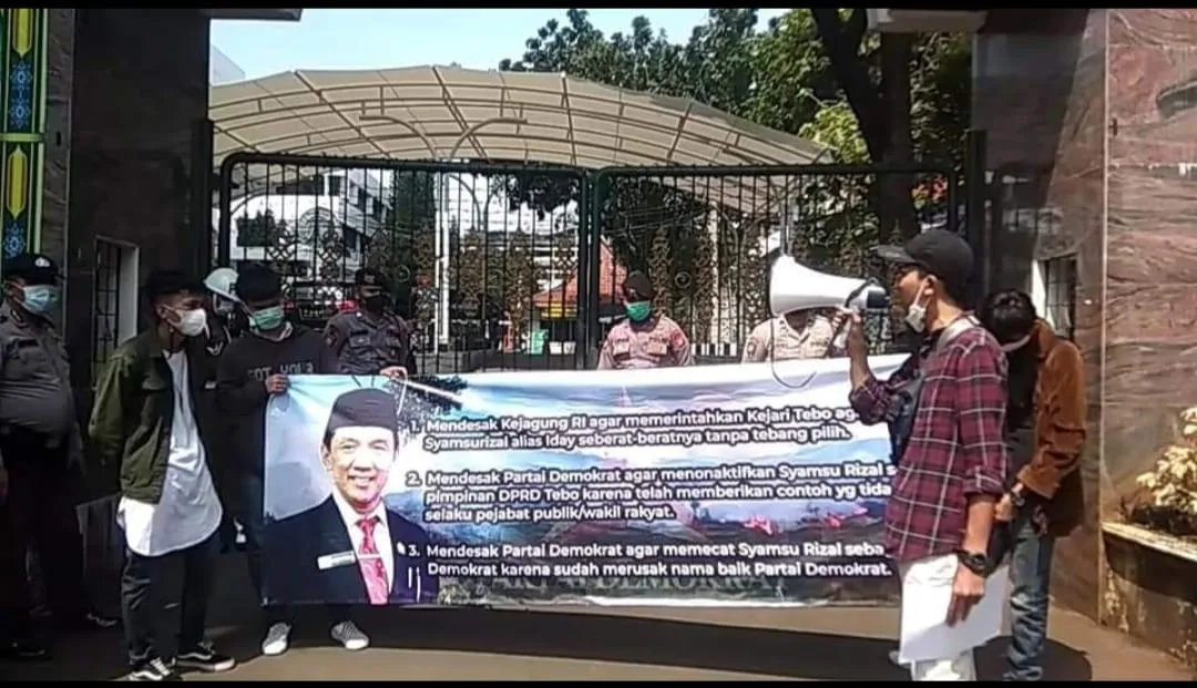 Sekjen LSM Mappan, Hadi Prabowo saat berdemonstrasi di depan Kejagung beberapa waktu lalu. (ist)