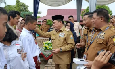Gubernur Jambi, Al Haris saat memberi bantuan kepada siswa Sekolah Dasar. (ist)
