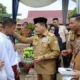 Gubernur Jambi, Al Haris saat memberi bantuan kepada siswa Sekolah Dasar. (ist)