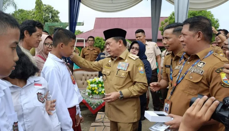 Gubernur Jambi, Al Haris saat memberi bantuan kepada siswa Sekolah Dasar. (ist)