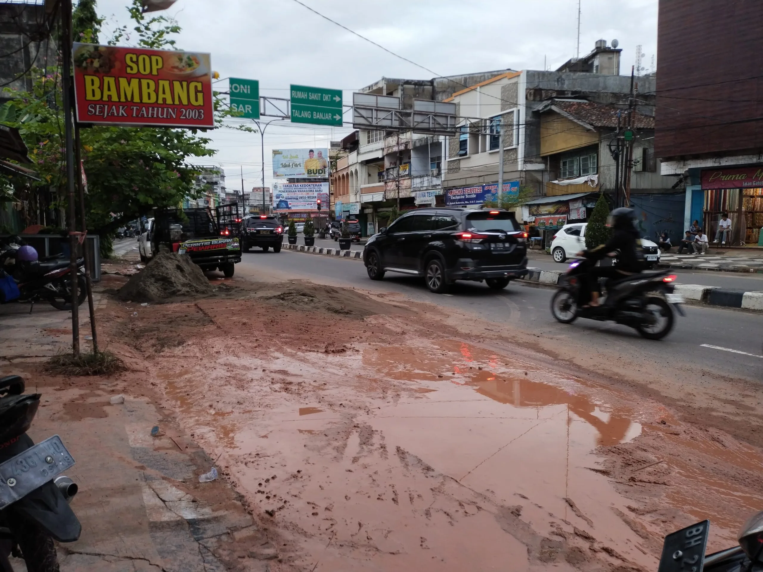 Kondisi jalan Gatot Subroto, Pasar, Kota Jambi setelah pipa yang diperbaiki. (DETAIL/Jorgi)