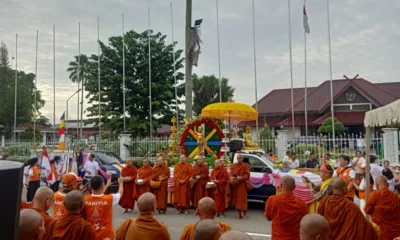 Para Bhikkhu Sangha di depan rumah dinas Gubernur Jambi (ist/Polresta Jambi)