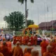 Para Bhikkhu Sangha di depan rumah dinas Gubernur Jambi (ist/Polresta Jambi)