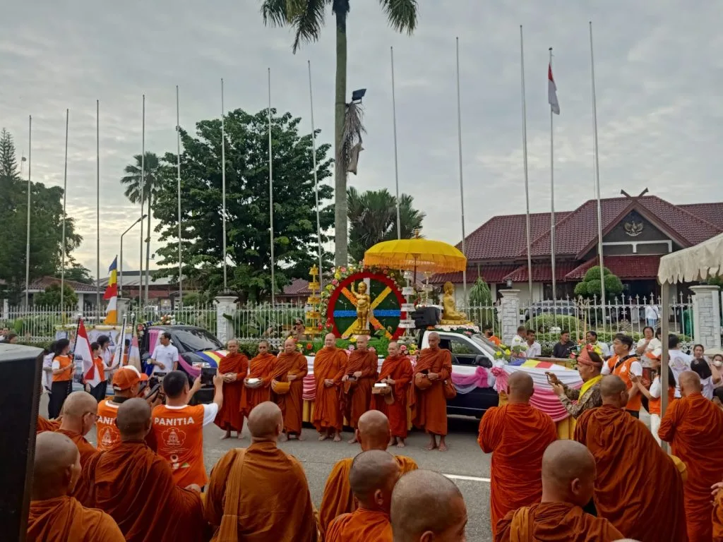 Para Bhikkhu Sangha di depan rumah dinas Gubernur Jambi (ist/Polresta Jambi)