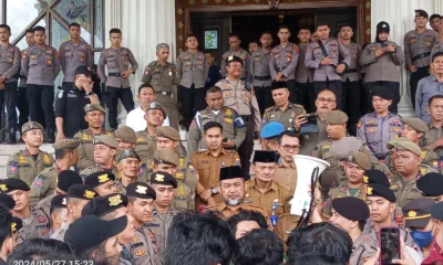 Sekda Provinsi Jambi Sudirman, menemui massa aksi. (DETAIL/Juan)